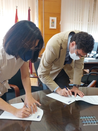 El presidente del Tribunal Superior de Justicia de la Región de Murcia (TSJMU), Miguel Pasqual del Riquelme, y la vicedecana del Colegio Oficial de Psicólogos (COP) de la Región de Murcia, Pilar Martín Chaparro, durante la firma